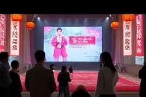 《我的同事是外星人》封面：开放式工位上的一张空椅子