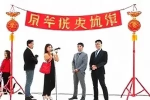 《旧物志》封面：木桌上铺开的旧相册与铁皮盒