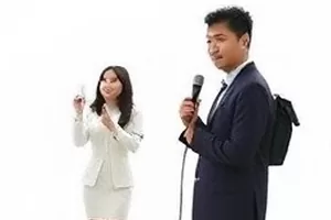 《沉默的第八集》封面：审讯室单向玻璃后的空椅子