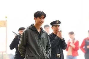 《像素少年》封面：老式掌机屏幕上的像素小人