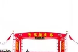 《外婆的收音机》封面：木柜上旋钮斑驳的老式收音机