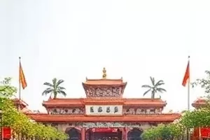 《潮汐来信》封面：退潮后的沙滩上摊开的一封手写信