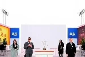 《甜度超标》封面：蛋糕店橱窗里的草莓奶油蛋糕