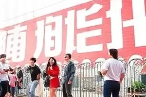 《折返列车》封面：黄昏时分缓缓进站的老式绿皮列车